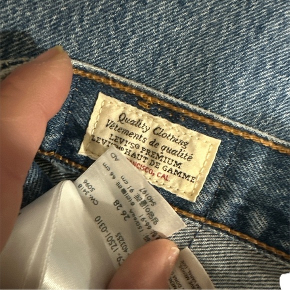 NWT - Levi’s 501 Premium - The Original Jeans - size 26 - medium wash, raw hem - Picture 6 of 7